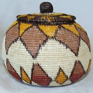 Panamanian Indian hand woven basket native Embera Wounaan triangle patterns